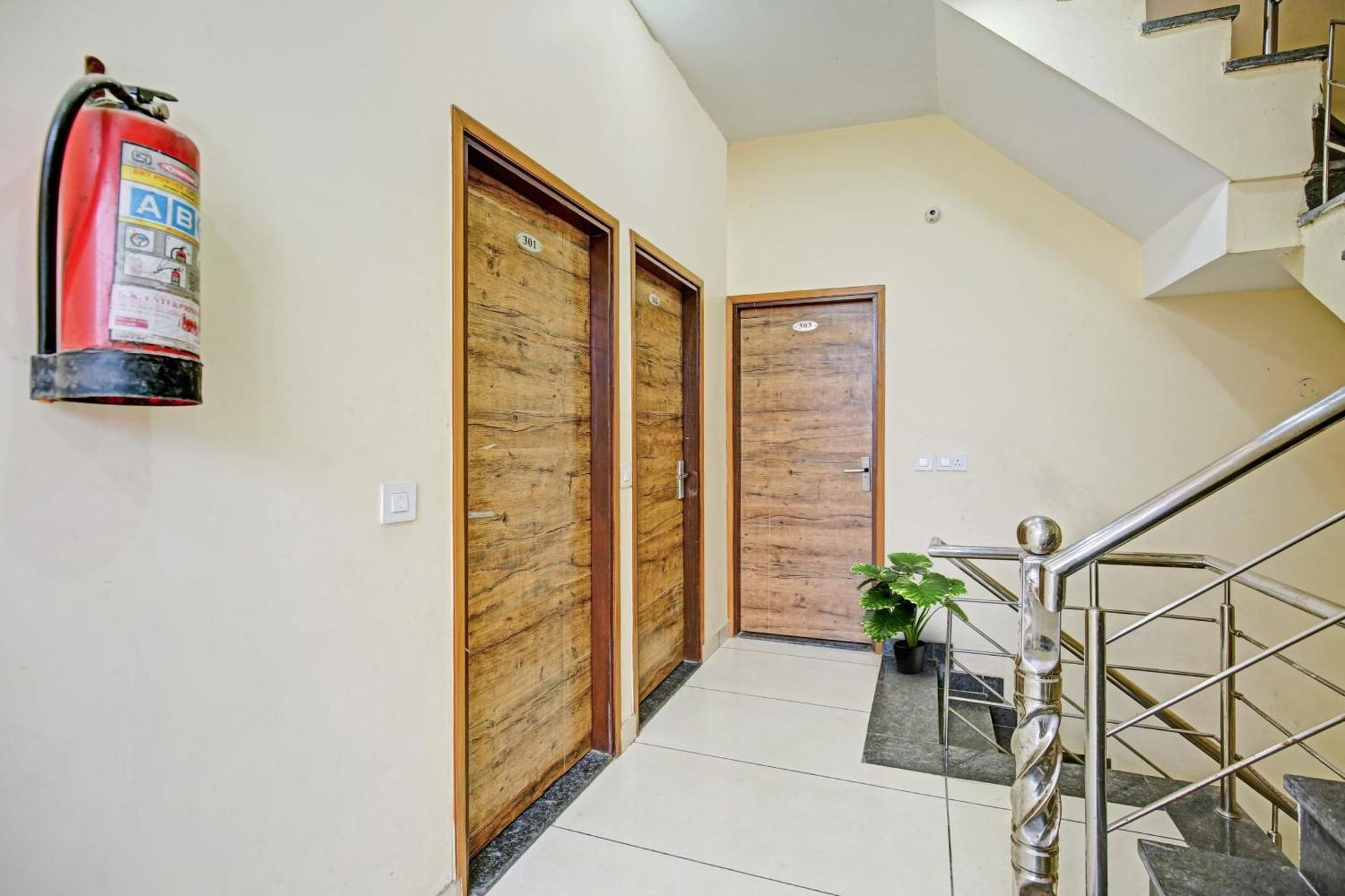 Collection O Rd Hotel Zirakpur Екстер'єр фото